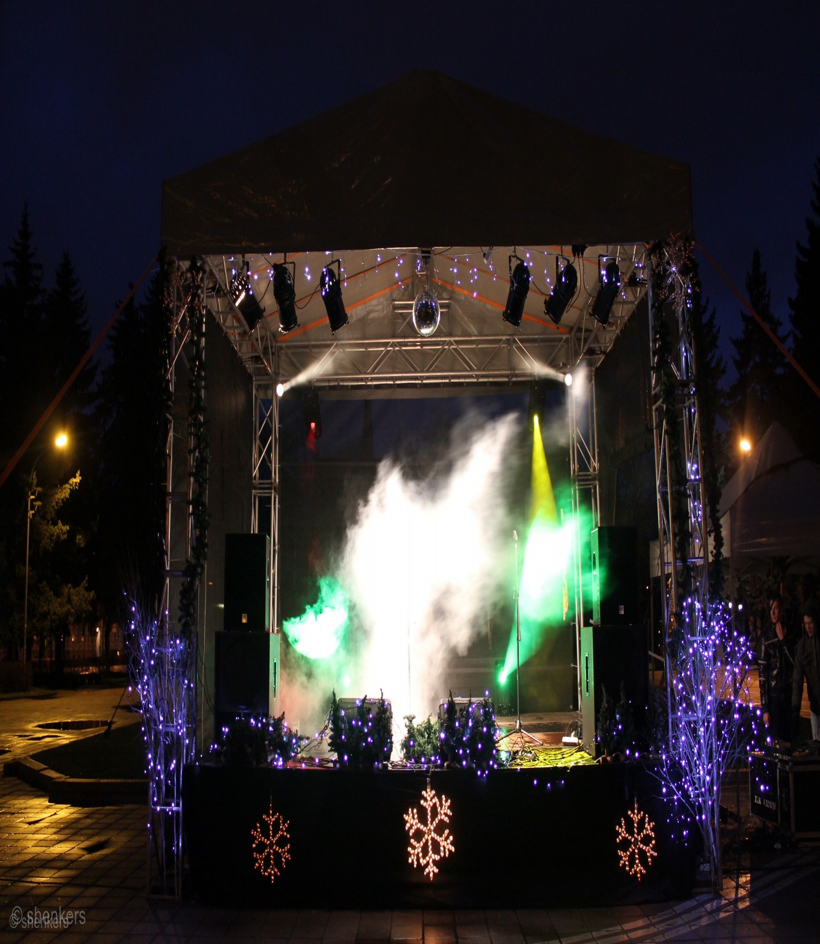 M-Stage mobilā skatuve ar gaismu un dūmu efektiem naktī